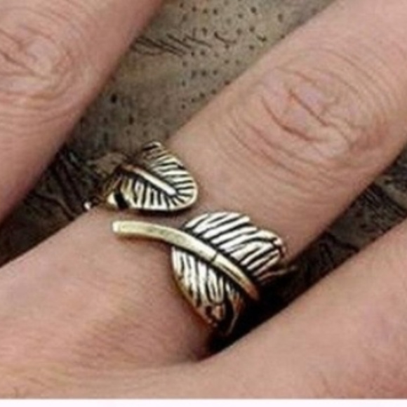 antiqued gold metal Ring sz 7  NWOT - Picture 2 of 4